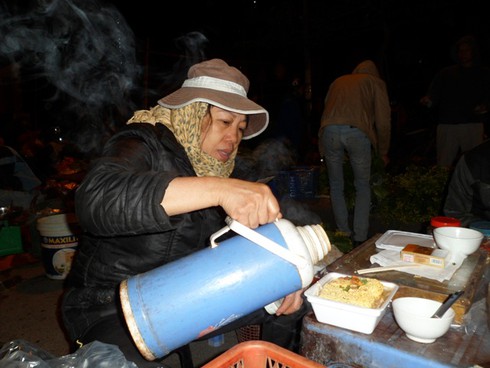 Những phụ nữ trắng đêm mưu sinh - ảnh 2