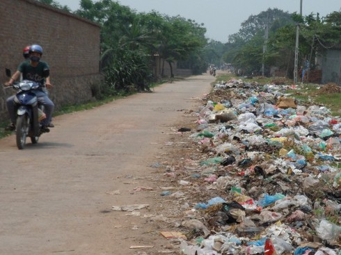 Vĩnh Phúc: Rác thải tấn công trường học, tràn ngập phố - ảnh 1