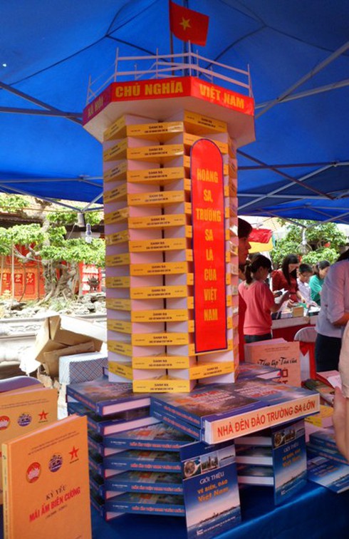 Cận cảnh hình xếp độc đáo từ sách tại Văn Miếu - ảnh 1