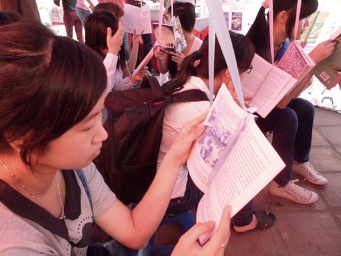 Cận cảnh hình xếp độc đáo từ sách tại Văn Miếu - ảnh 9