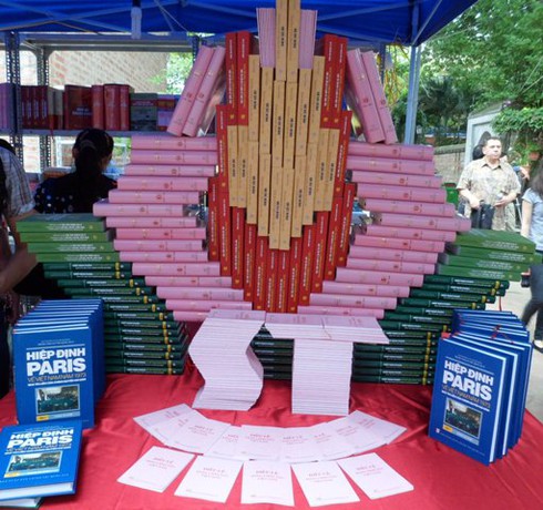 Cận cảnh hình xếp độc đáo từ sách tại Văn Miếu - ảnh 5