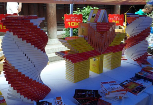 Cận cảnh hình xếp độc đáo từ sách tại Văn Miếu - ảnh 6