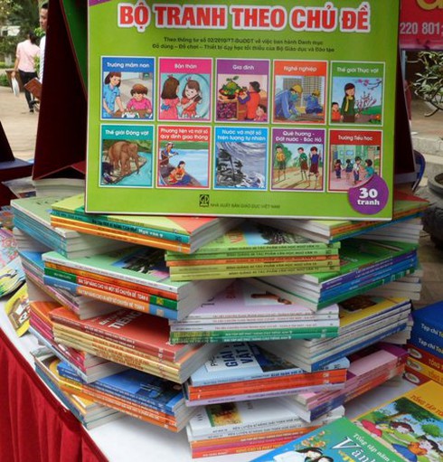 Cận cảnh hình xếp độc đáo từ sách tại Văn Miếu - ảnh 7