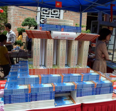 Xếp sách nghệ thuật  Nét đẹp văn hóa đọc  Thư Viện Tỉnh Bình Thuận