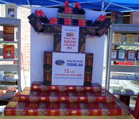 Cận cảnh hình xếp độc đáo từ sách tại Văn Miếu - ảnh 3