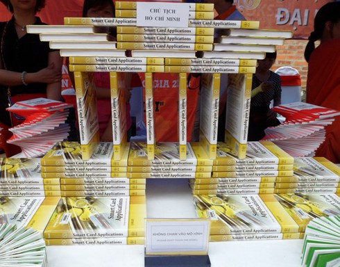 Cận cảnh hình xếp độc đáo từ sách tại Văn Miếu - ảnh 4