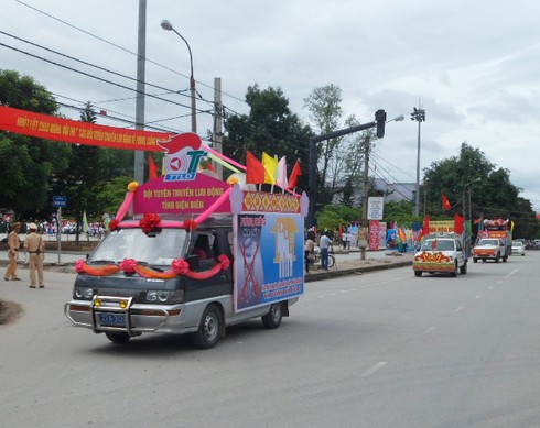 “Ngọc hoàng” Quốc Khánh: Chấm điểm xe tuyên truyền phòng, chống ma túy 2013 - ảnh 15