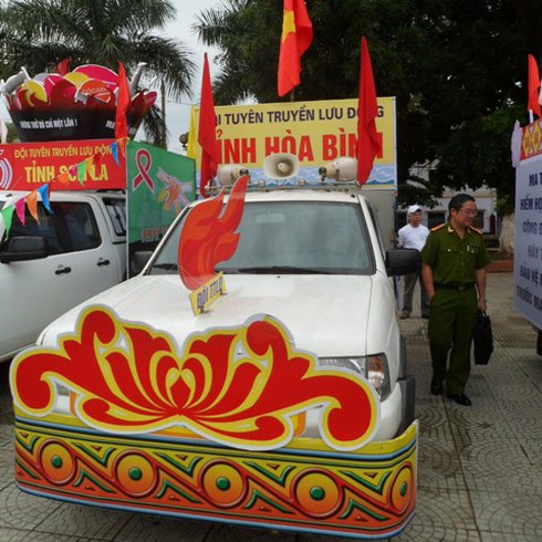“Ngọc hoàng” Quốc Khánh: Chấm điểm xe tuyên truyền phòng, chống ma túy 2013 - ảnh 5