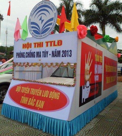 “Ngọc hoàng” Quốc Khánh: Chấm điểm xe tuyên truyền phòng, chống ma túy 2013 - ảnh 11
