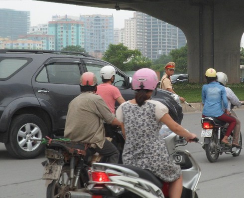 CSGT: Dầm mưa, dãi nắng, về hưu vẫn ở nhờ nhà vợ! - ảnh 2