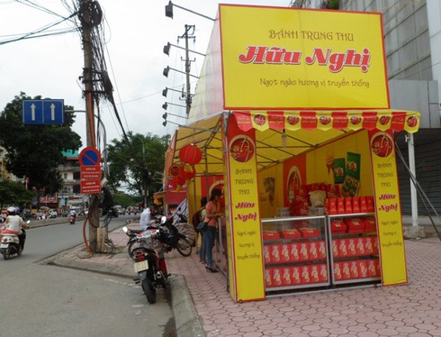 Quầy bánh trung thu ồ ạt “tấn công” lòng đường, vỉa hè - ảnh 2