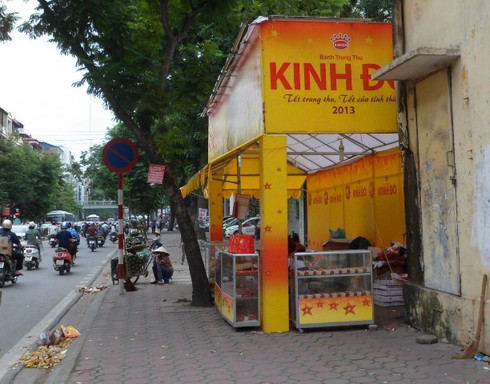 Quầy bánh trung thu ồ ạt “tấn công” lòng đường, vỉa hè - ảnh 3