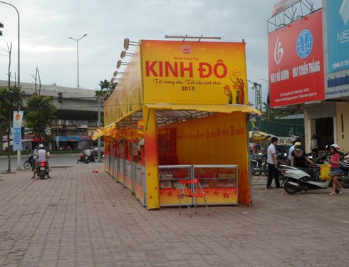 Quầy bánh trung thu ồ ạt “tấn công” lòng đường, vỉa hè - ảnh 4