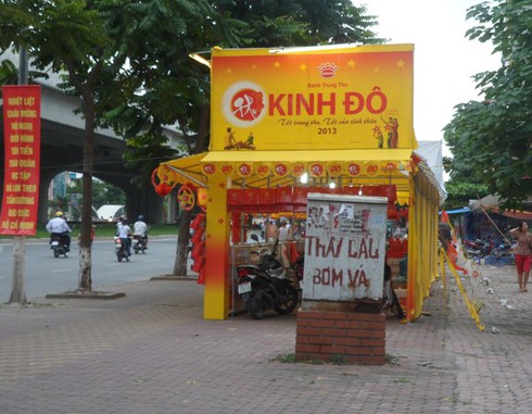 Quầy bánh trung thu ồ ạt “tấn công” lòng đường, vỉa hè - ảnh 5