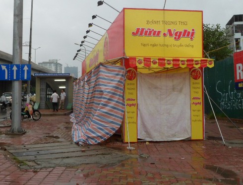 Quầy bánh trung thu ồ ạt “tấn công” lòng đường, vỉa hè - ảnh 6