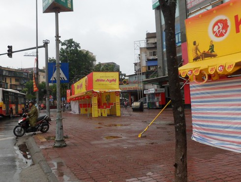 Quầy bánh trung thu ồ ạt “tấn công” lòng đường, vỉa hè - ảnh 7