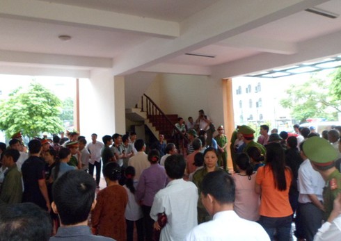Hàng trăm người đến dự phiên tòa xử vụ “quan tài diễu phố” - ảnh 4