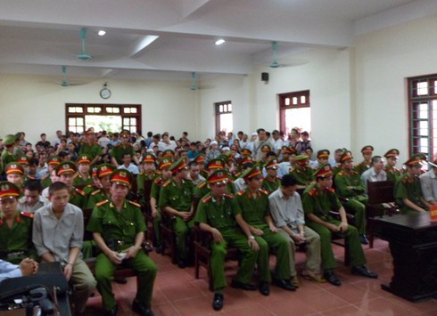Hàng trăm người đến dự phiên tòa xử vụ “quan tài diễu phố” - ảnh 5
