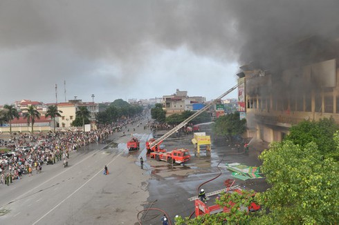 Cập nhật: Hình ảnh lửa bùng phát dữ dội tại TT Thương mại Hải Dương - ảnh 4