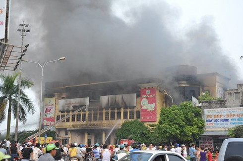 Cập nhật: Hình ảnh lửa bùng phát dữ dội tại TT Thương mại Hải Dương - ảnh 5
