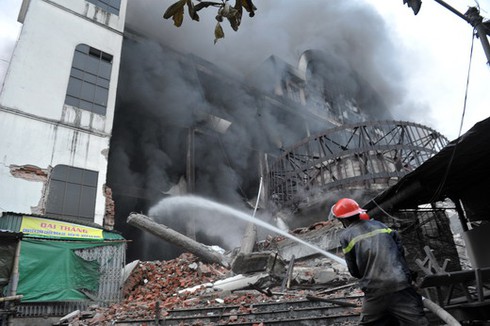 Cập nhật: Hình ảnh lửa bùng phát dữ dội tại TT Thương mại Hải Dương - ảnh 6