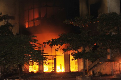 Cập nhật: Hình ảnh lửa bùng phát dữ dội tại TT Thương mại Hải Dương - ảnh 1