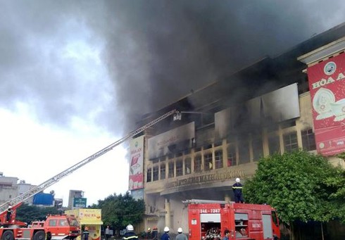 Cập nhật: Hình ảnh lửa bùng phát dữ dội tại TT Thương mại Hải Dương - ảnh 2