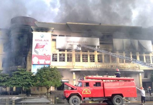 Cập nhật: Hình ảnh lửa bùng phát dữ dội tại TT Thương mại Hải Dương - ảnh 3