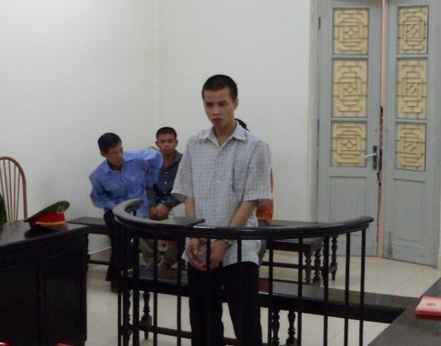 Đang ngủ bị chồng cầm kéo đâm thủng phổi - ảnh 1