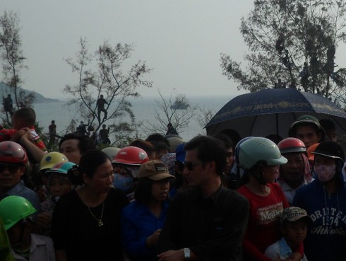 Người dân không ngại nguy hiểm mong được tiễn biệt Đại tướng - ảnh 1