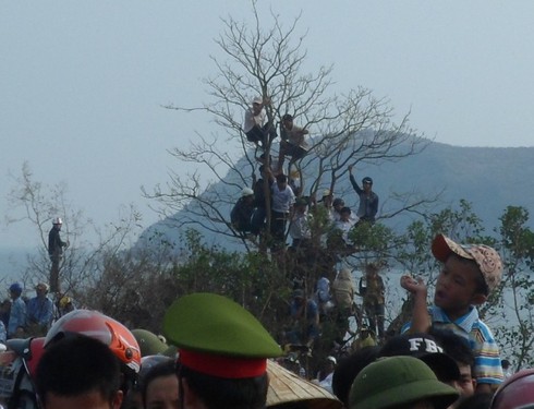 Người dân không ngại nguy hiểm mong được tiễn biệt Đại tướng - ảnh 4