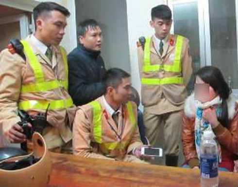 CSGT Hà Nội cứu thiếu nữ “nhảy” sông Hồng - ảnh 1