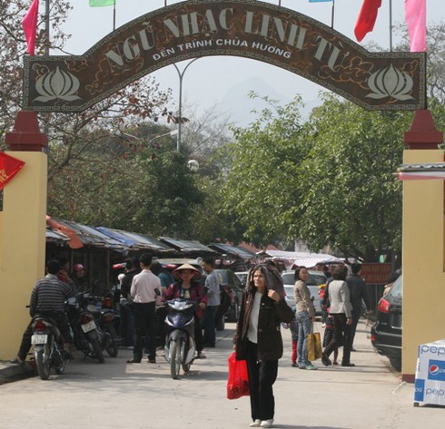 Chùa Hương tấp nập khách đi lễ cầu may - ảnh 2