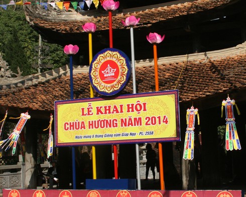 Chùa Hương tấp nập khách đi lễ cầu may - ảnh 1