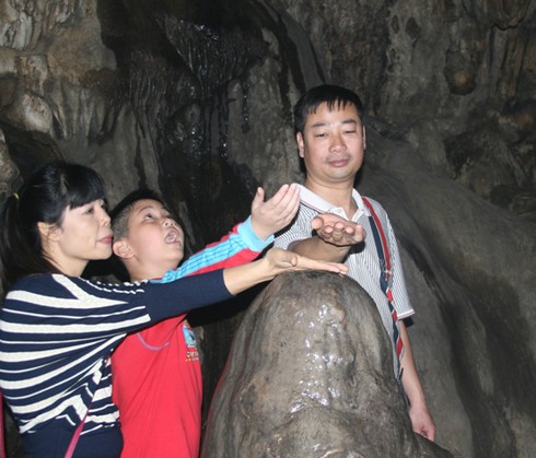 Chùa Hương tấp nập khách đi lễ cầu may - ảnh 14