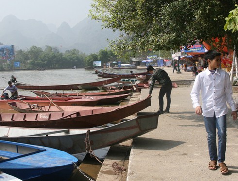 Chùa Hương tấp nập khách đi lễ cầu may - ảnh 3