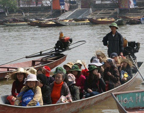 Chùa Hương tấp nập khách đi lễ cầu may - ảnh 4