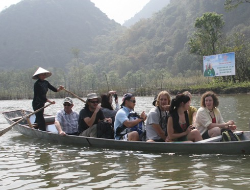 Chùa Hương tấp nập khách đi lễ cầu may - ảnh 5