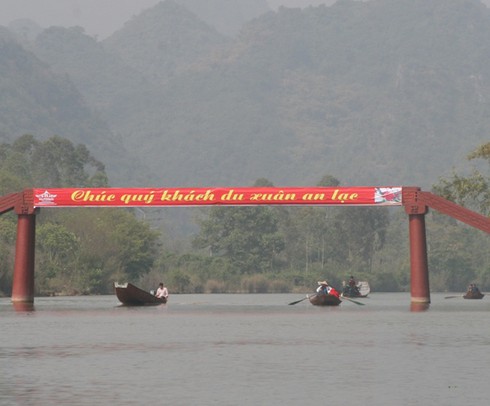 Chùa Hương tấp nập khách đi lễ cầu may - ảnh 6