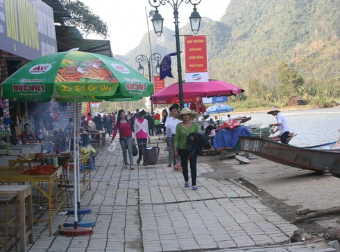 Chùa Hương tấp nập khách đi lễ cầu may - ảnh 7