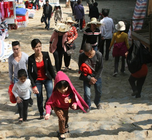 Chùa Hương tấp nập khách đi lễ cầu may - ảnh 11