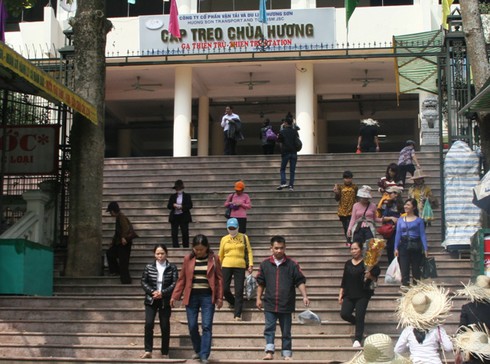 Chùa Hương tấp nập khách đi lễ cầu may - ảnh 8