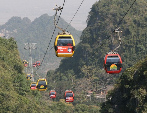 Chùa Hương tấp nập khách đi lễ cầu may - ảnh 10