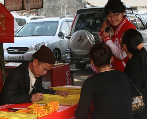 Chùa Hương tấp nập khách đi lễ cầu may - ảnh 12