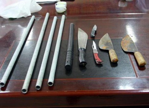 Mang hung khí đi đánh nhau, đâm bị thương công an - ảnh 2