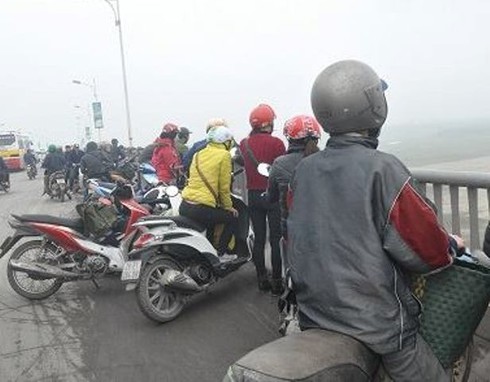 Phát hiện xác nam giới nhiều xăm trổ nổi dưới chân cầu Vĩnh Tuy - ảnh 2