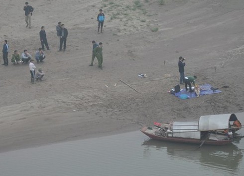 Phát hiện xác nam giới nhiều xăm trổ nổi dưới chân cầu Vĩnh Tuy - ảnh 1