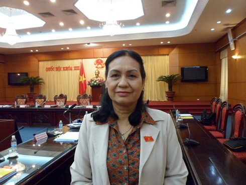 Cô giáo chui túi nilon qua suối: Thật là kỳ dị! - ảnh 2