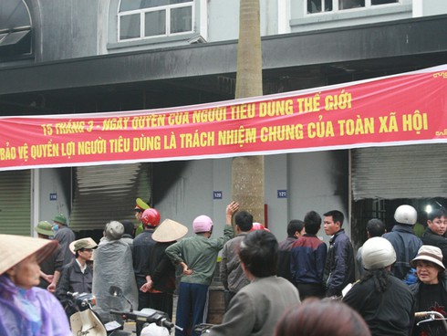 Cháy chợ Phố Hiến: Nước mắt tiểu thương vay lãi, bán nhà mua kiốt - ảnh 1