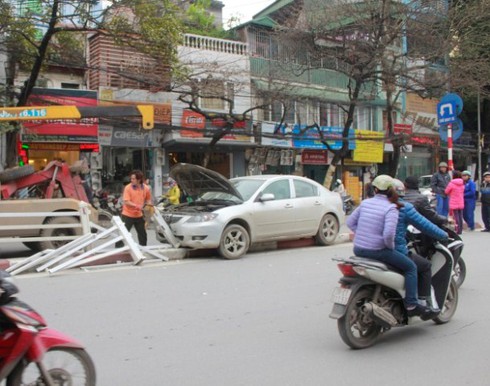 Hà Nội: Hết hồn vì xe ô tô đột nhiên 'nhảy' lên dải phân cách - ảnh 1